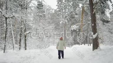 在树林里散步的养老金领取者。 这位女士喜欢走步道的<strong>长假</strong>。 白雪覆盖的就是我们
